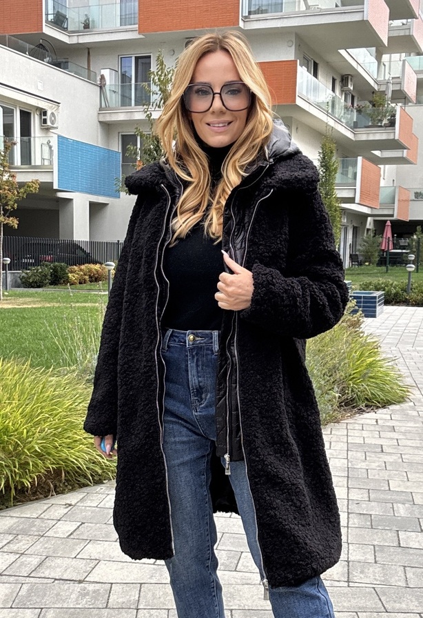 Alisha kabát fekete – Hosszított bukléhatású női kabát steppelt betéttel – Innova Fashion